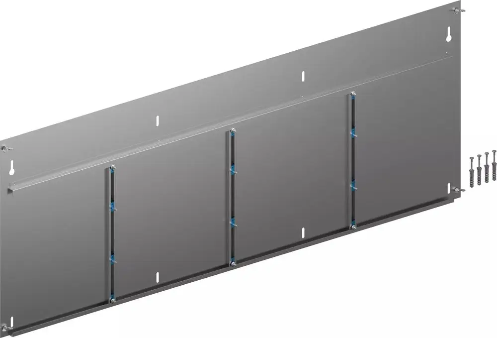 Metallrückwand für einen Schrank von Uponor, versehen mit mehreren Montageschienen und Löchern zur Befestigung, sowie einer Packung Schrauben.
